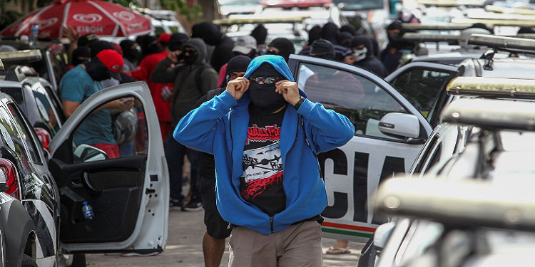 Manifestantes mascarados se concentram em batalhão da PM em Fortaleza